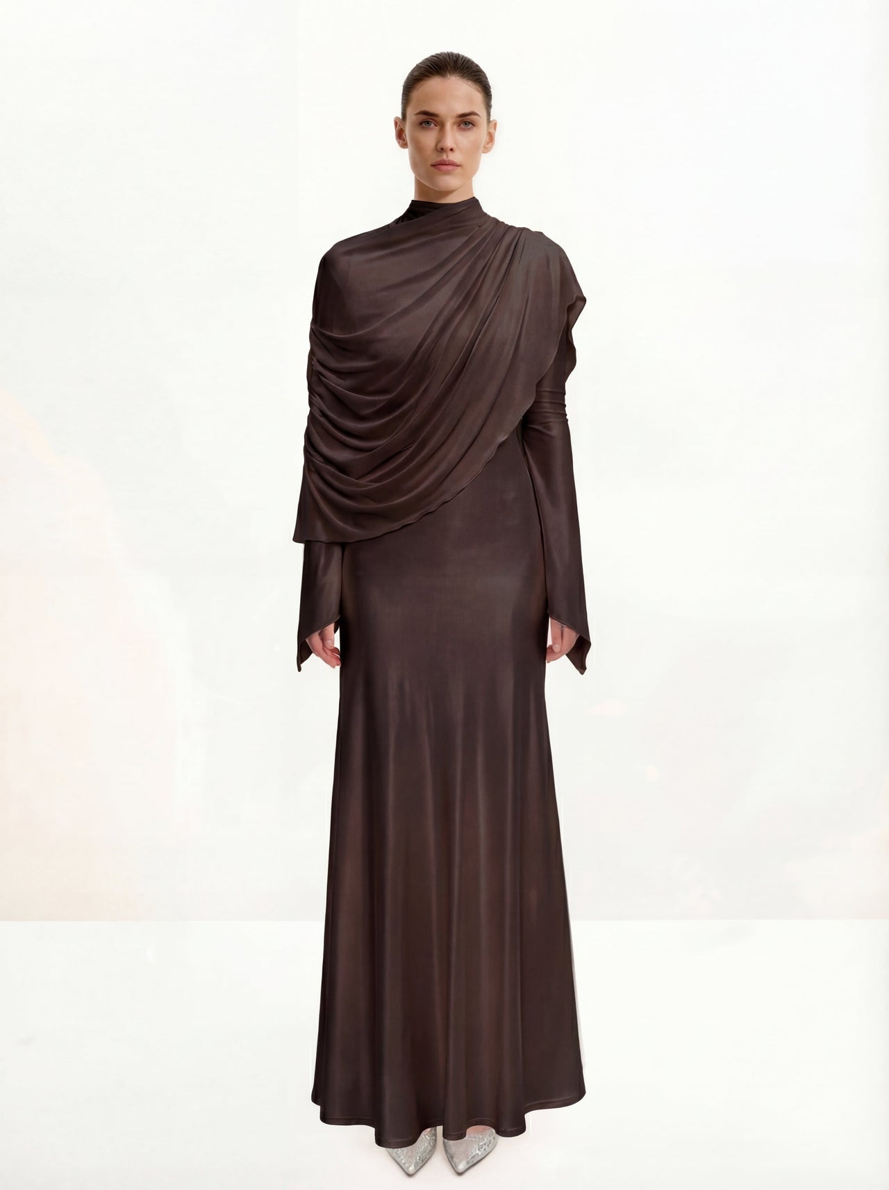 Robe longue moulante froncée avec châle transparent - Marron