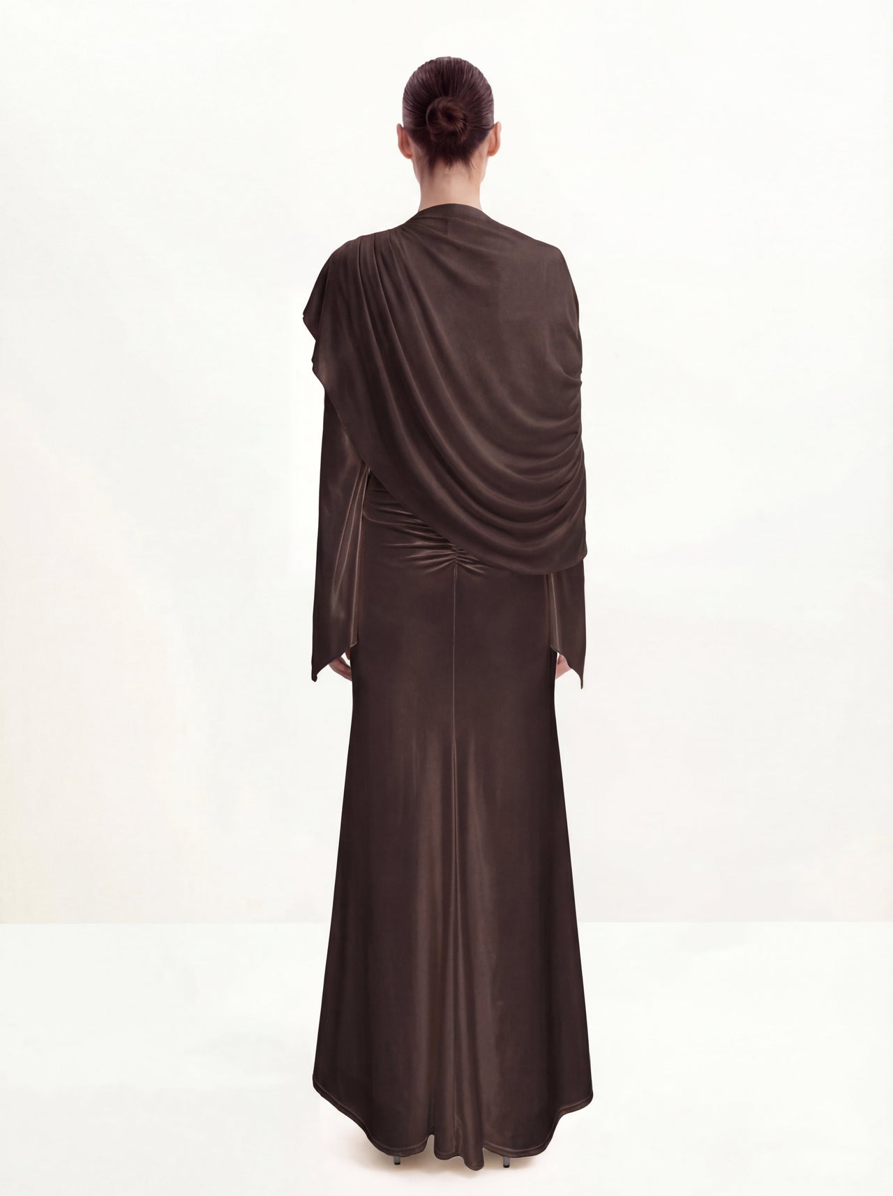 Robe longue moulante froncée avec châle transparent - Marron
