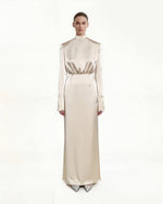 Robe midi ajustée en satin à col montant, avec épaules structurées – Crème