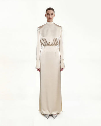 Robe longue ajustée à col montant en satin avec épaules structurées - Crème