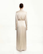 Robe midi ajustée en satin à col montant, avec épaules structurées – Crème