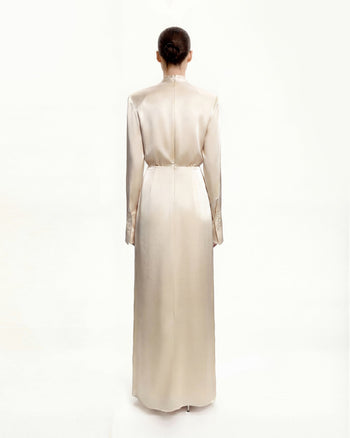 Robe longue ajustée à col montant en satin avec épaules structurées - Crème