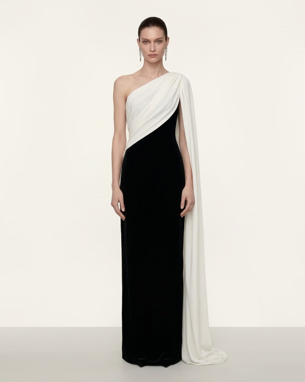 Robe longue drapée à une épaule - Noir et blanc