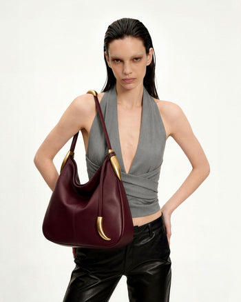 Sac hobo Nina avec breloque en métal – Bordeaux