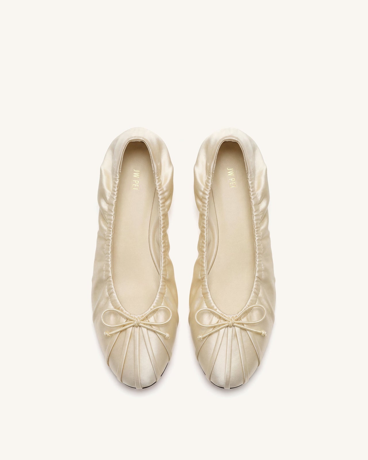 Solenne Ballerines en satin froncées à cordon de serrage - Beige