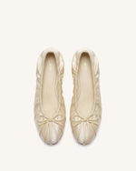 Solenne Ballerines en satin froncées à cordon de serrage - Beige