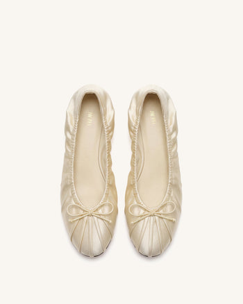 Solenne Ballerines en satin froncées à cordon de serrage - Beige