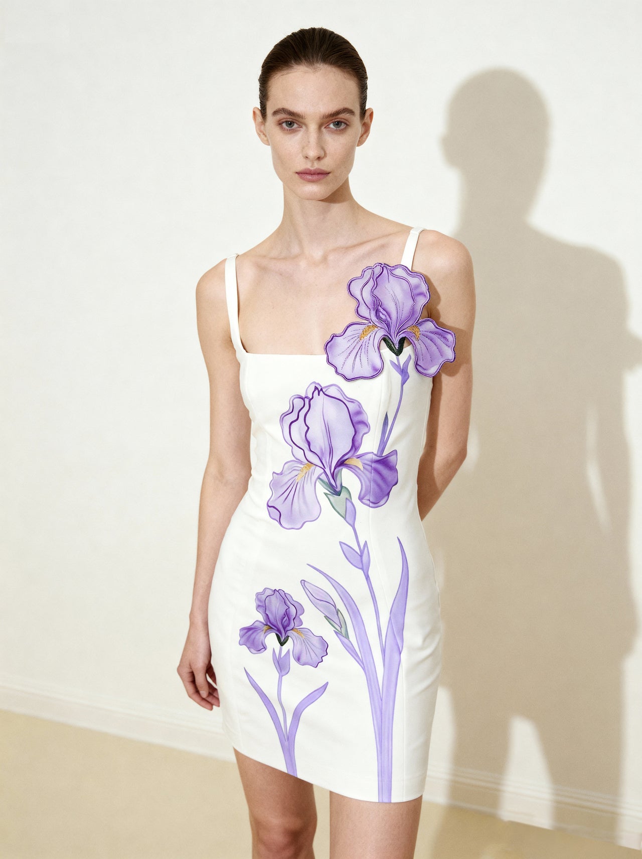 Iris Mini-robe moulante à fines bretelles et imprimé floral - Blanc