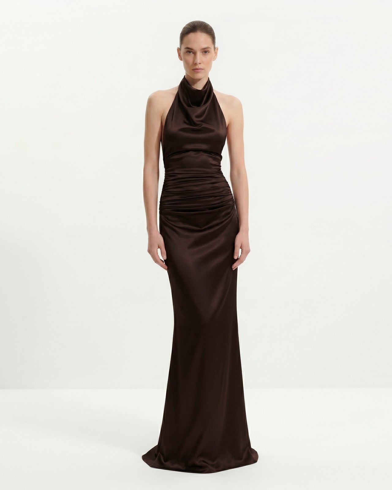 Robe longue froncée en satin à col bénitier - Chocolat noir