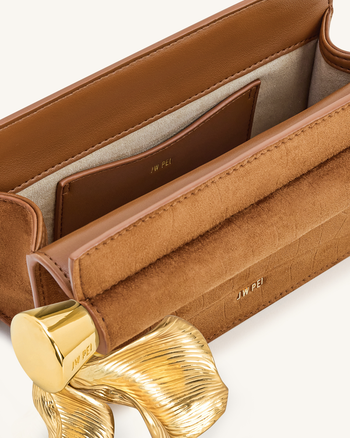 Pochette Holly en daim synthétique ornée d'un pendentif en métal - Marron
