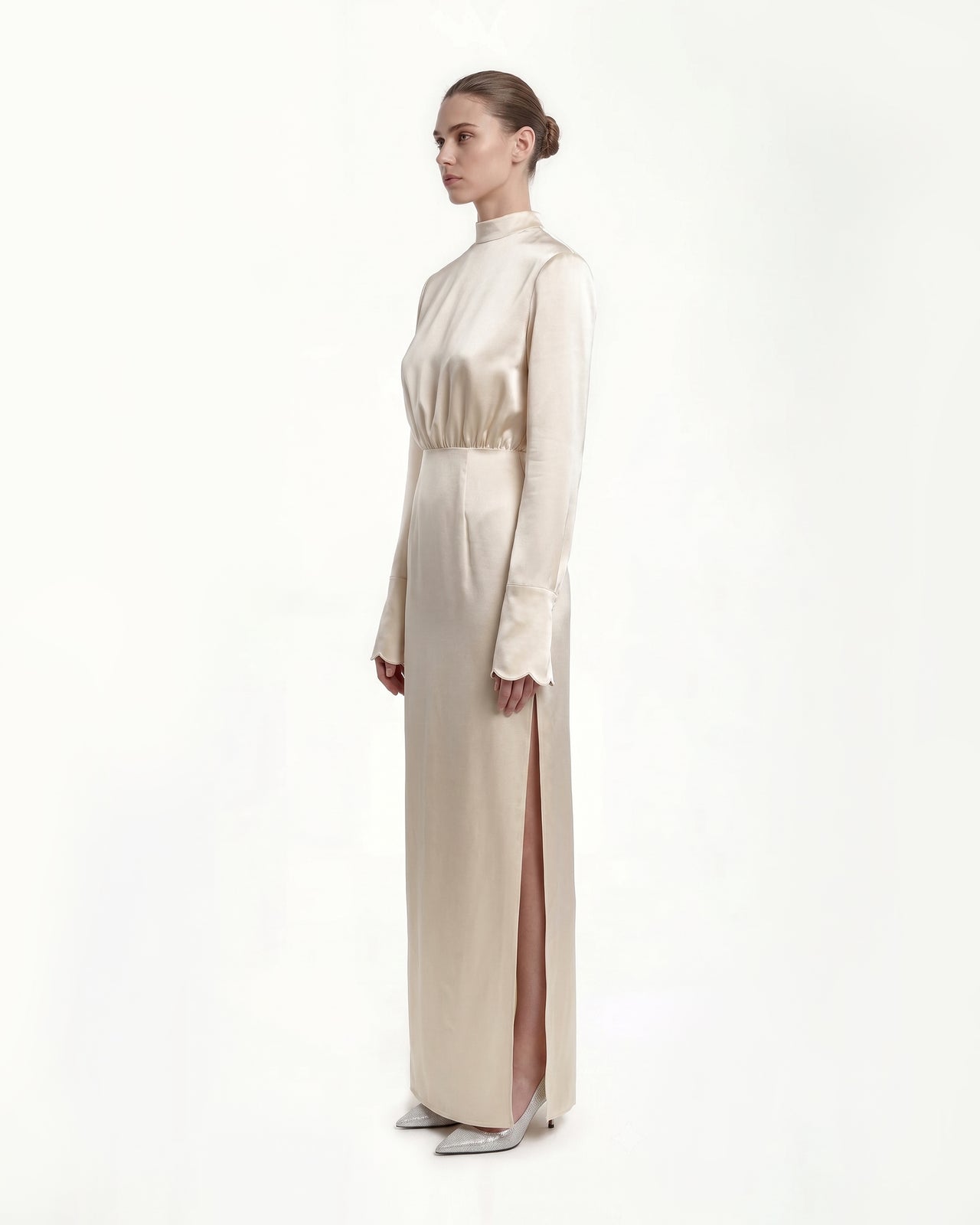 Robe longue ajustée à col montant en satin avec épaules structurées - Crème