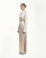Robe longue ajustée à col montant en satin avec épaules structurées - Crème