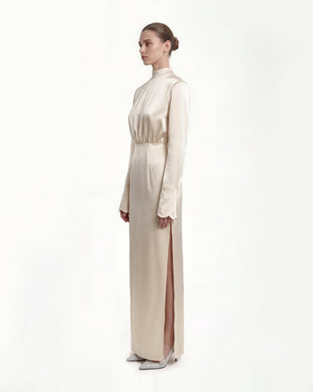 Robe longue ajustée à col montant en satin avec épaules structurées - Crème