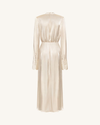 Robe longue ajustée à col montant en satin avec épaules structurées - Crème
