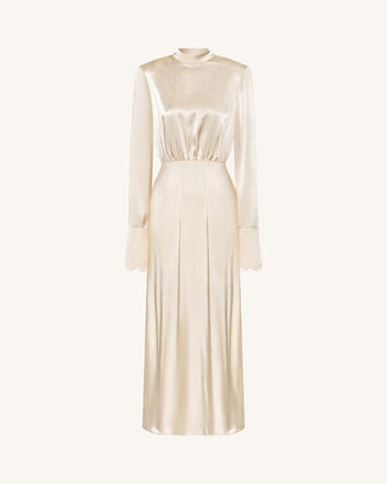 Robe longue ajustée à col montant en satin avec épaules structurées - Crème