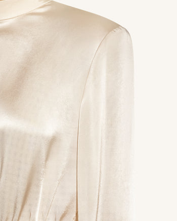 Robe longue ajustée à col montant en satin avec épaules structurées - Crème