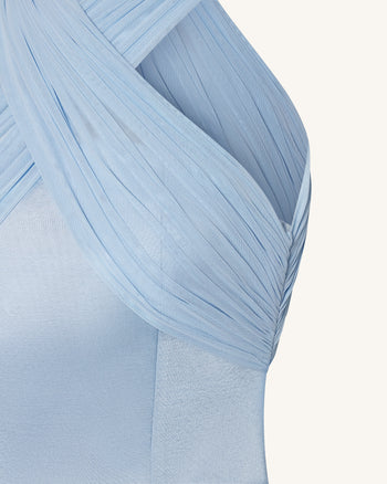 Mini-robe en satin avec halter croisé en tulle - Bleu