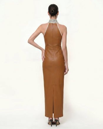 Robe longue dos nu à col montant ornée de bijoux - Marron caramel