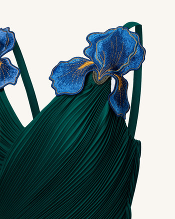 Iris Robe longue brodée à col en V et plis - Vert émeraude