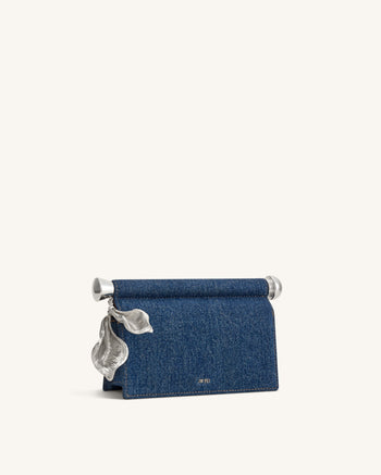 Holly Pochette ornée d'un pendentif métallique - Denim bleu