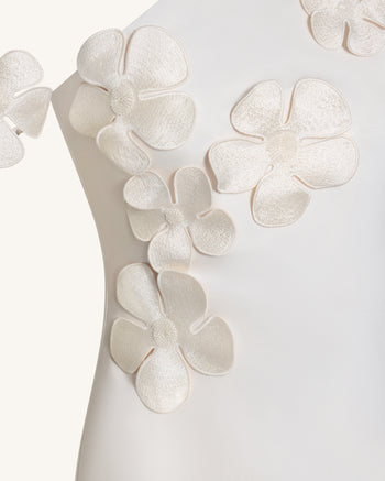 Robe longue fourreau asymétrique à applications florales - Ivoire
