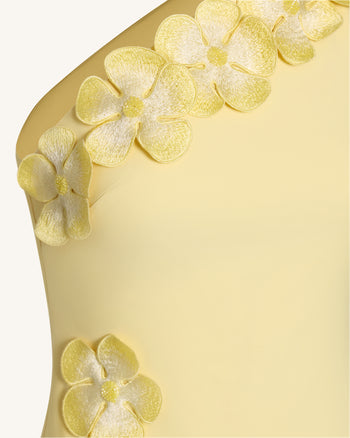 Robe fendue à volants et une épaule avec appliqués floraux - Jaune