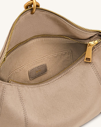Jayla Sac à bandoulière en suédine orné d'un pendentif métallique - Gris