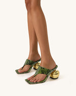 Tongs à talons Naomi – Effet peau de serpent vert