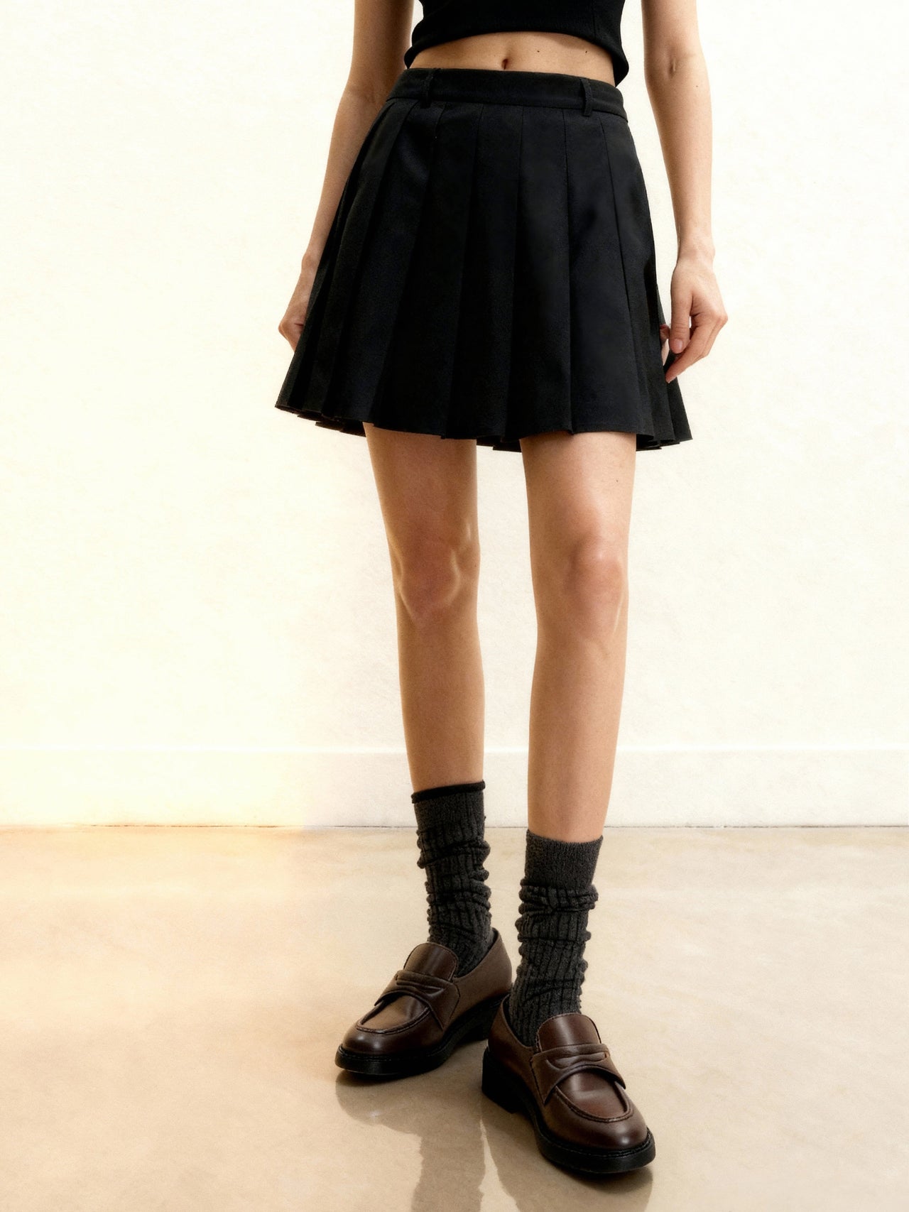 Mini-jupe plissée en satin - Noire