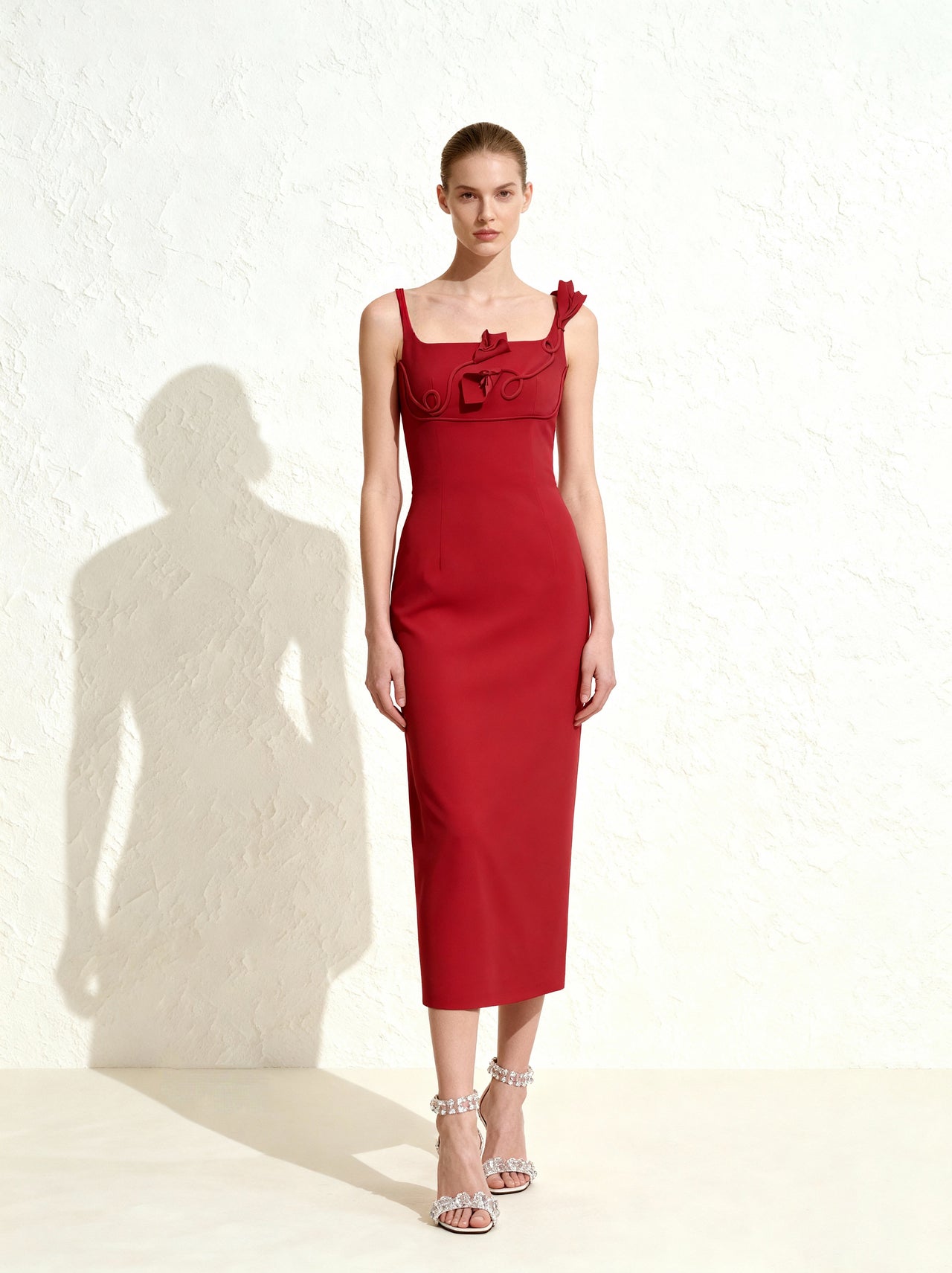 Robe fourreau mi-longue à col carré et appliques florales 3D - Rouge