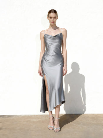 Robe longue en satin fluide à col bénitier et fente - Argenté