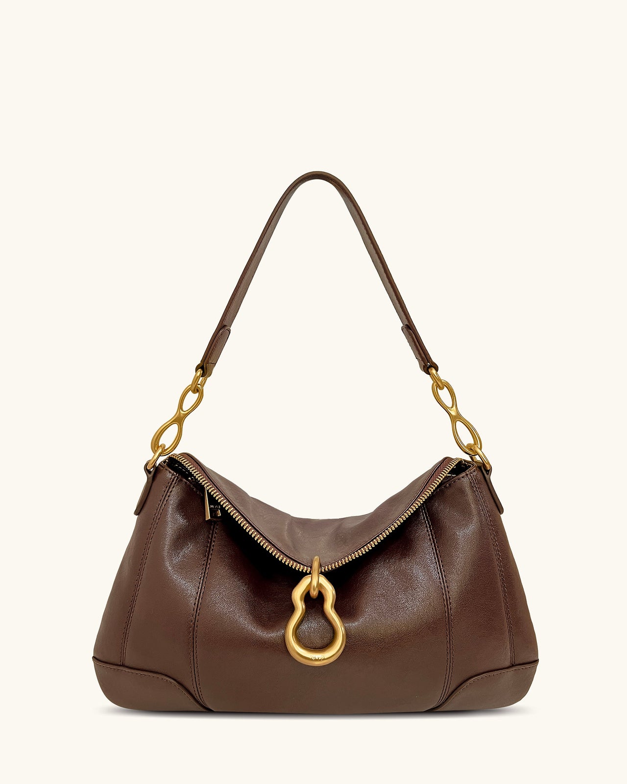 Sac bandoulière Jayla orné d’un pendentif en métal – Marron foncé