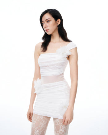 Robe courte Isidore à fleurs 3D et effet froissé – Blanc