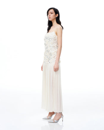 Robe longue Galadriel à sequins floraux 3D – Blanche