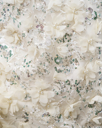 Robe longue Galadriel à sequins floraux 3D – Blanche