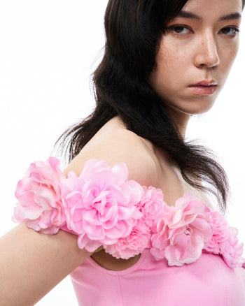 Robe mini Aurelius à fleurs 3D avec épaule enroulée – Rose