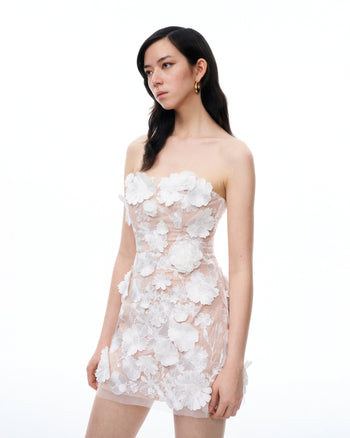 Robe courte brodée à fleurs Serafina – Blanc