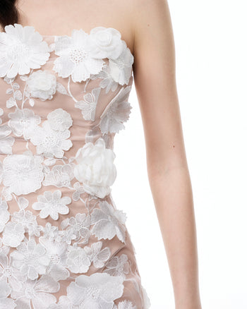 Robe courte brodée à fleurs Serafina – Blanc