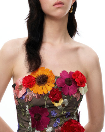 Robe courte brodée à fleurs Cassian – Noir multicolore
