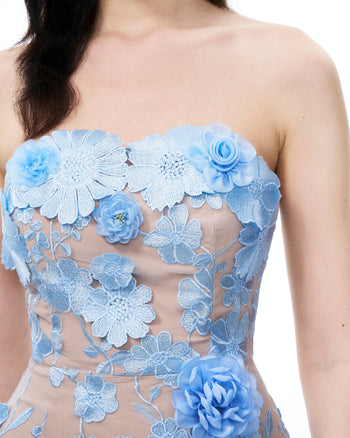 Robe maxi brodée à fleurs 3D Evander – Bleu