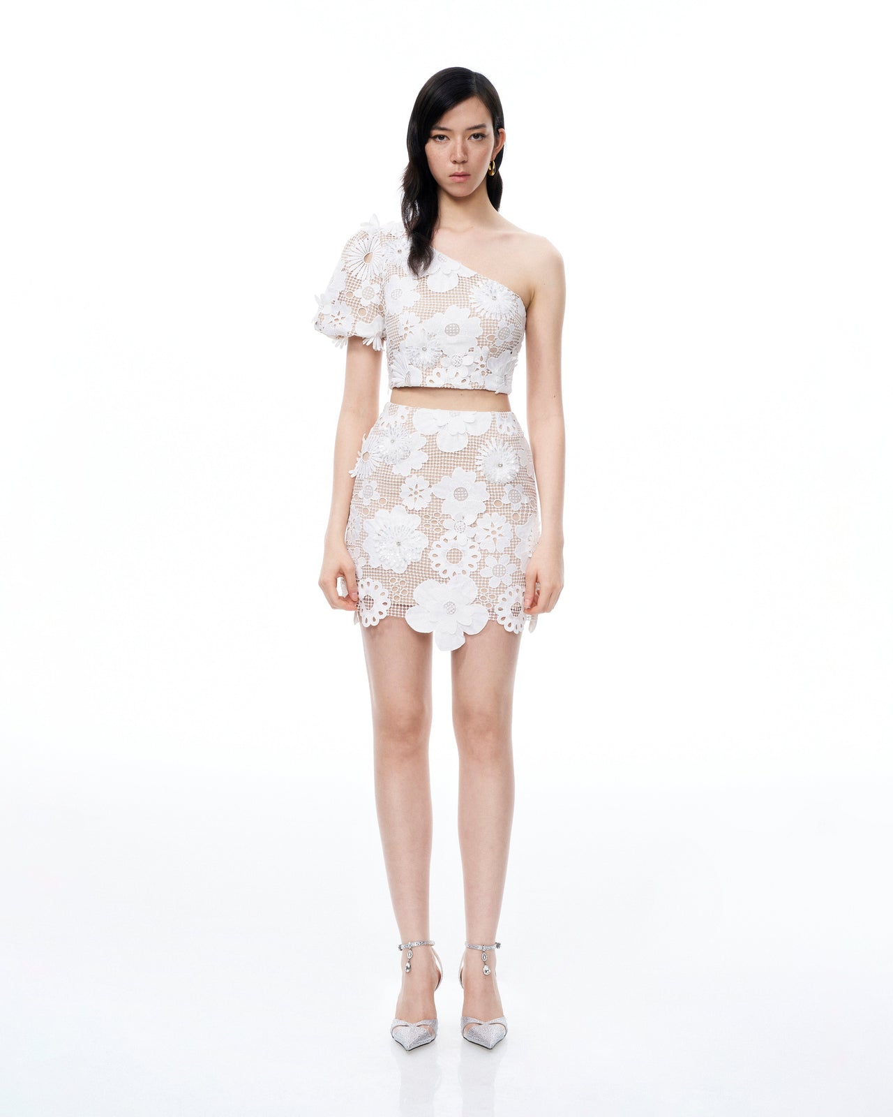 Tailleur robe en dentelle brodée Ophelia – Épaule unique – Blanc