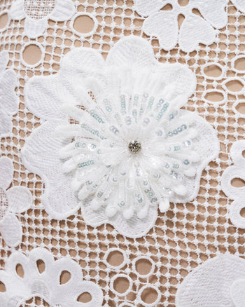 Robe courte en dentelle brodée Leander – Blanc
