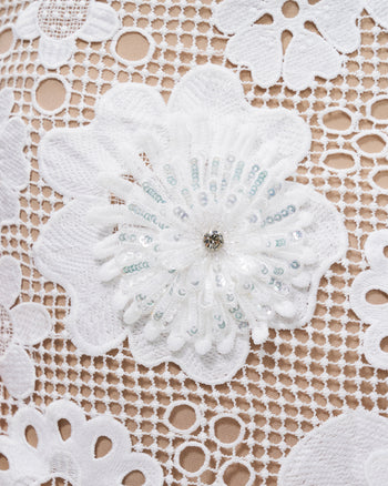 Tailleur robe en dentelle brodée Ophelia – Épaule unique – Blanc