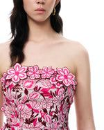 Robe courte brodée à fleurs Seraphim – Rouge rosé