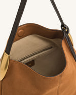 Sac Hobo Nina avec breloque en métal – Marron