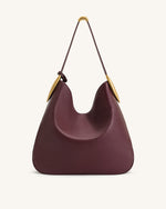 Sac hobo Nina avec breloque en métal – Bordeaux