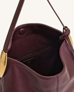 Sac hobo Nina avec breloque en métal – Bordeaux