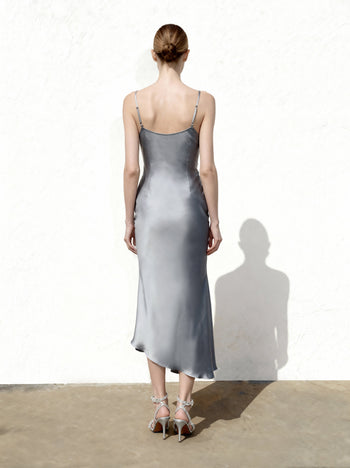 Robe longue en satin fluide à col bénitier et fente - Argenté