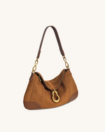 Sac épaule Jayla en daim synthétique orné d’un pendentif en métal – Marron