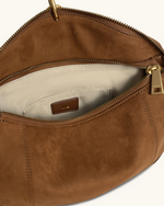 Sac épaule Jayla en daim synthétique orné d’un pendentif en métal – Marron